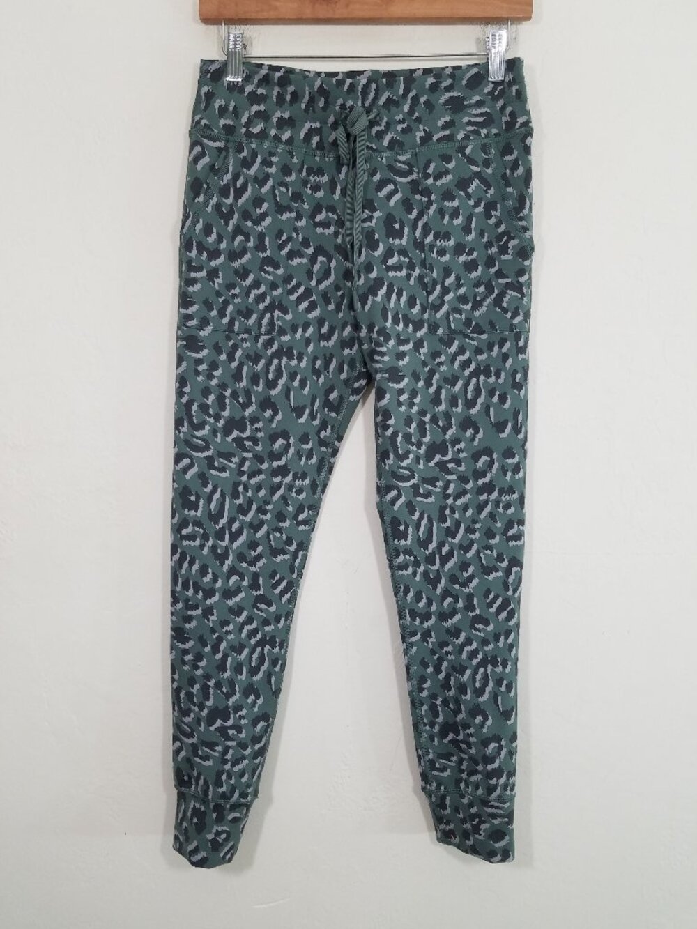 OFFLINE by Aerie High Rise Animal Print Cheeta Legging Jogger Pants Green Size L